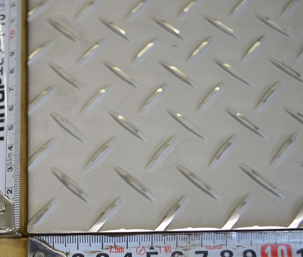 ステンレス縞(シマ)板(2.5～6.0mm厚)の(900x600～450x300mm)定寸･枚数販売 | 横山テクノ 制作事例