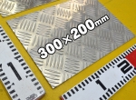 アルミ 縞(シマ)板(2.0～6.0mm厚)の(1,250x400～600x300mm)定寸･枚数販売 | 横山テクノ 制作事例